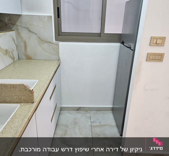 מטבח נקי עם שיש וכיור לבן